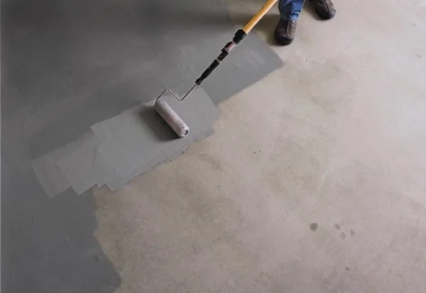 Краска для бетона одновременно предотвращает ржавчину, придает красивый внешний вид и уменьшает впитывание влаги.