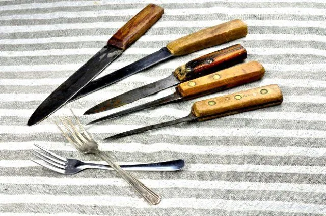 Ручки ножей и вилок часто просто отлетают из-за возраста.