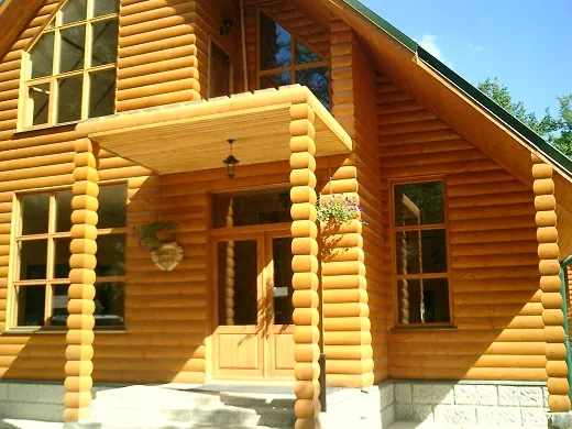 На фотографии изображен дом, облицованный панелями блок-хауса