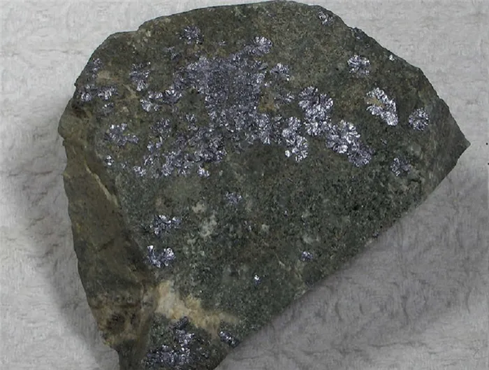 Сульфидный крапчатый камень