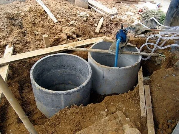 Готовые бетонные кольца можно использовать для компостирования