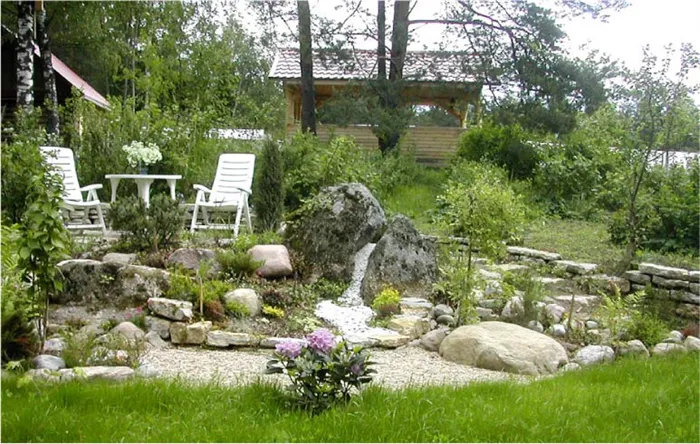 Альпийский сад с промежутком в зоне отдыха