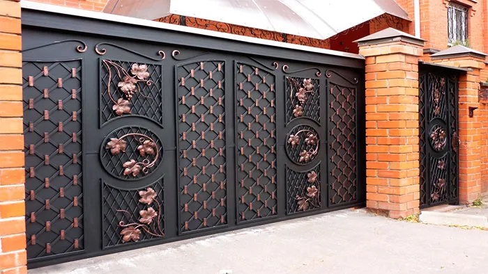 Стильные металлические ворота с коваными элементами