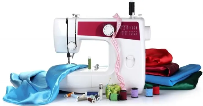 Подготовьте ткань, швейную машинку и все необходимые инструменты и аксессуары для пошива римской шторы