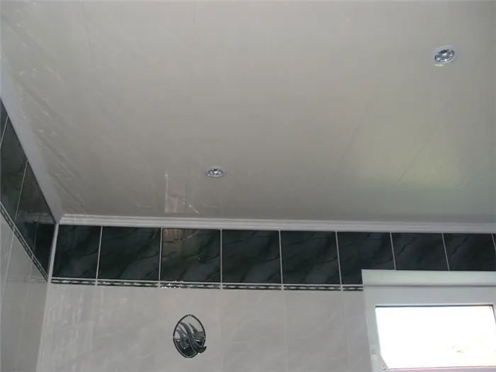 Потолок из ПВХ-панелей, установленный в ванной комнате
