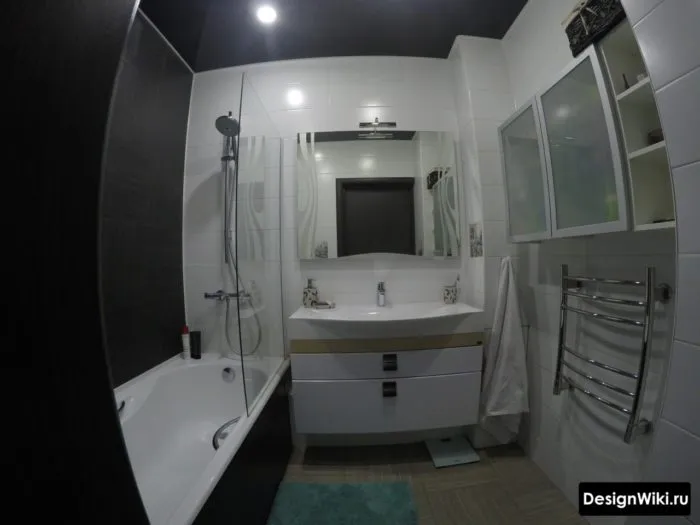 Матовый черный натяжной потолок в ванной комнате