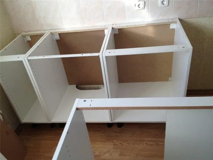 Современная кухонная мебель в простых модулях.
