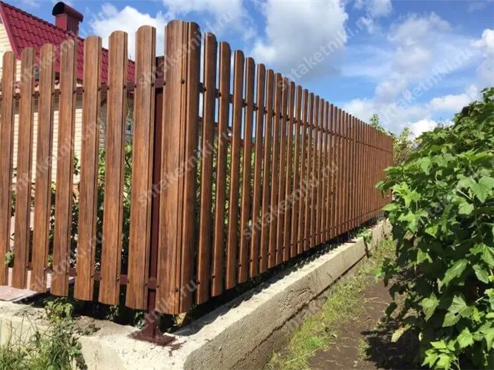 Ограждение, включая дощатый забор шириной 11 см и расстоянием 3 см между остриями.