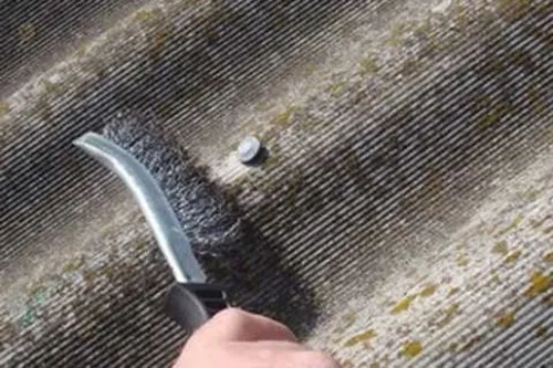 Ручная очистка шифера с помощью металлических щеток