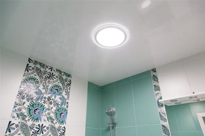 Дизайн потолков для маленьких ванных комнат