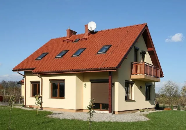Дома с красивыми двухскатными крышами