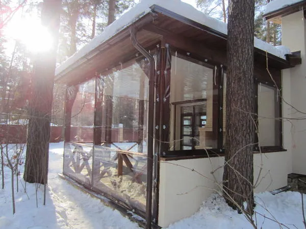Гибкие окна можно не снимать на зиму. Они выдерживают минусовые температуры, сохраняя свои качества. Фото с сайта rmk-tent.ru