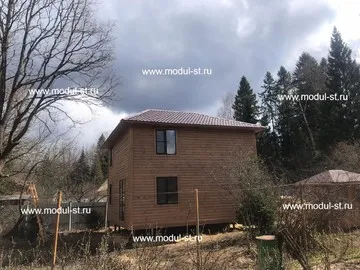 Дом с двумя деревянными балками