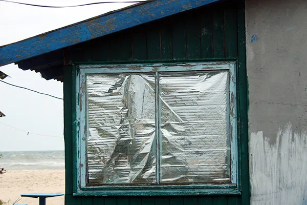 Старое окно, заклеенное фольгой