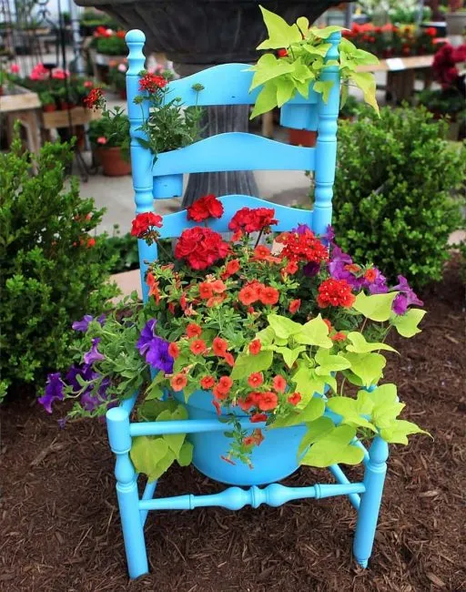 Сломанные стулья представляют особый интерес для садоводов.