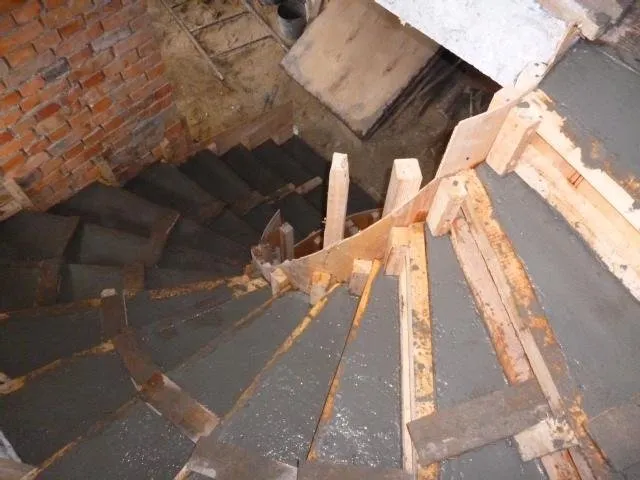 Для перемещения лестницы поверх опалубки укладывается доска, которая не должна касаться поверхности бетона.