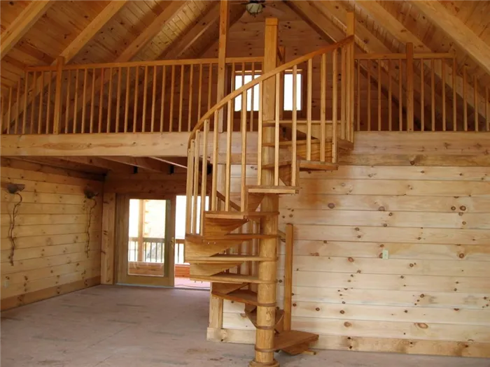Деревянная винтовая лестница на чердак