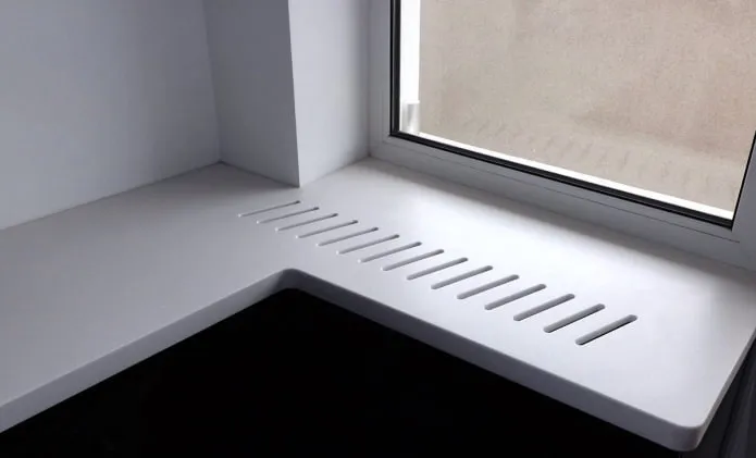 Вентиляционные отверстия в столешнице под окном
