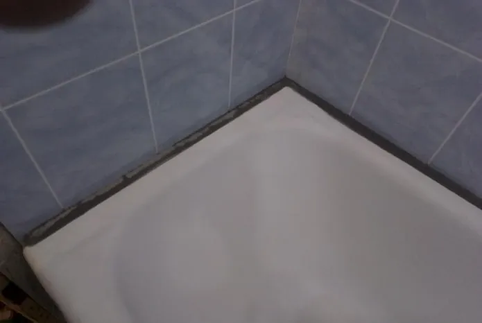 Заделать щель в ванной комнате с помощью цемента