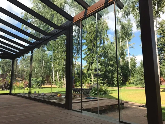 Панорамное стекло для внутренних двориков