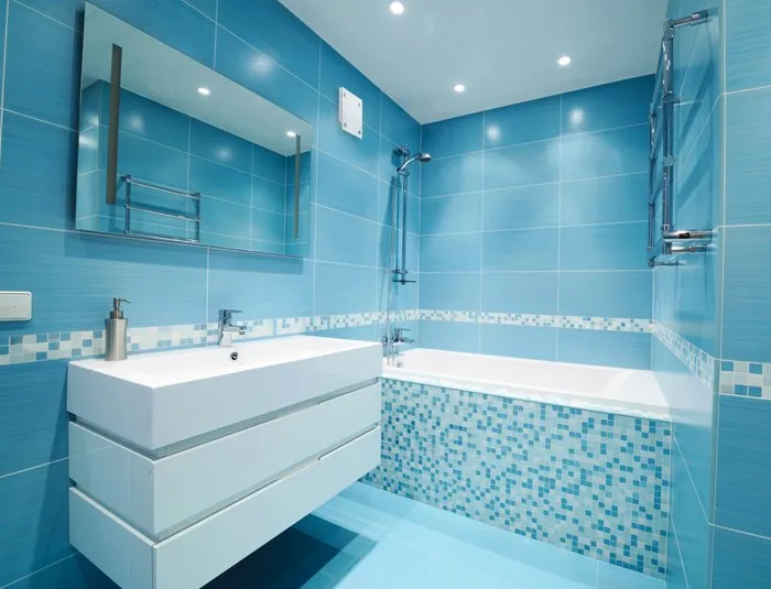 Плитку для ванной комнаты нельзя выбирать только по цвету. Фото: vents-mag.com.ua