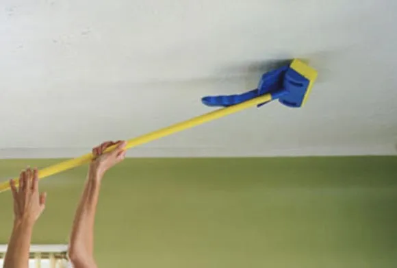 С помощью швабры можно мыть потолок, стоя на полу