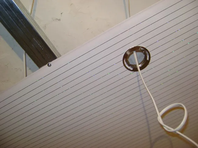 Монтаж проводки и светильников в потолке из ПВХ
