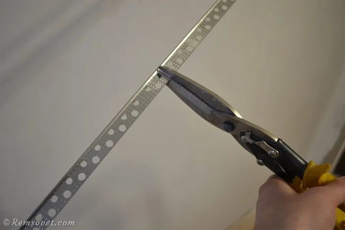 Перфорированные углы можно обрезать ножницами по металлу