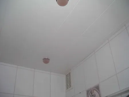 Белый пластиковый потолок в ванной комнате