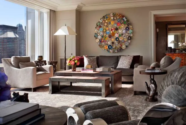 Красивые мозаичные панно в интерьере гостиной