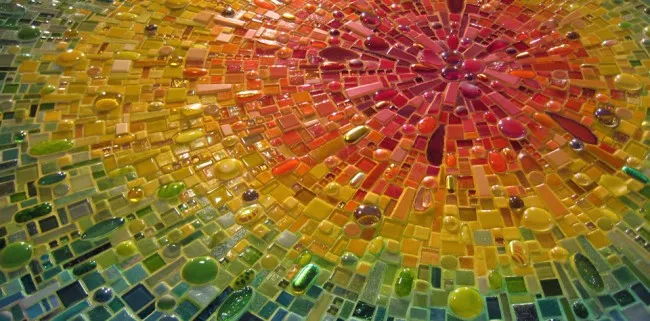 Лучезарный радужный узор с использованием стеклянной мозаики и стеклянной плитки различных размеров и форм