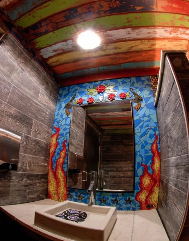 Уникальные ванные комнаты, украшенные бунтарскими мозаичными узорами