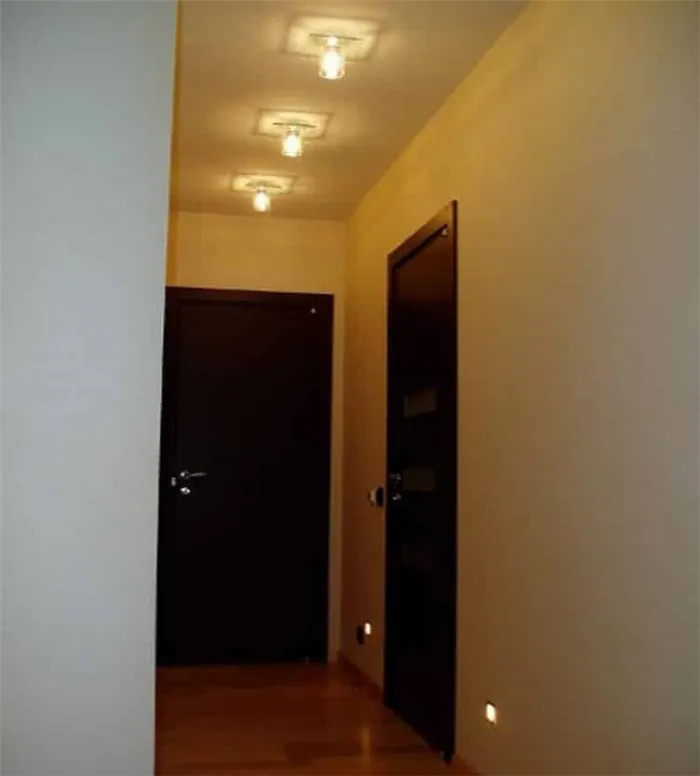 Пример светового трека в центре потолка в небольшой комнате
