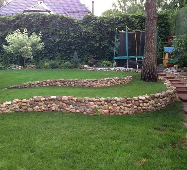 Каменная подпорная стенка на садовом участке