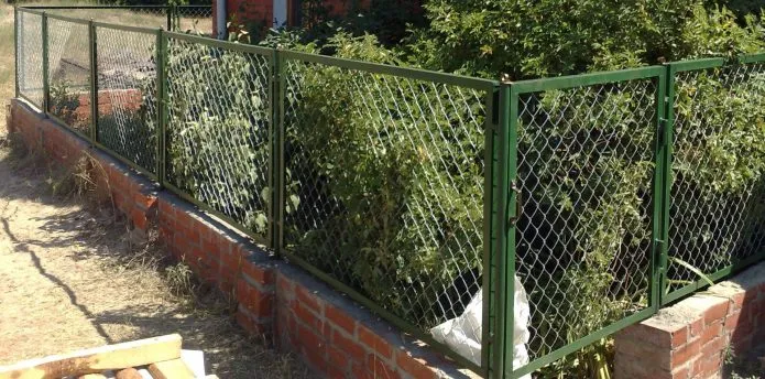 Забор с цепной оградой на садовом участке