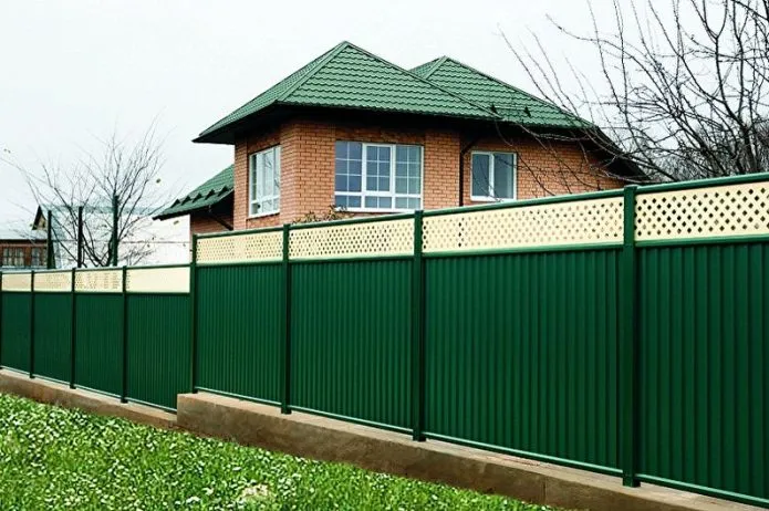 Забор из зеленого профиля