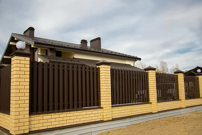 Забор из досок для частного дома