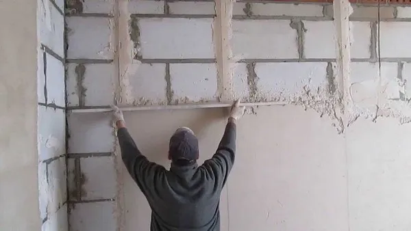 Рис. 2. Оштукатуривание стены со стяжкой.jpg