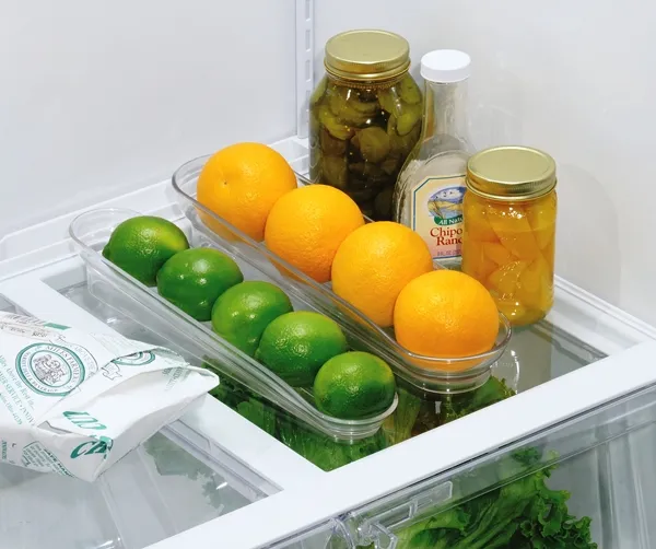 Специальные наклонные контейнеры для хранения фруктов в холодильнике