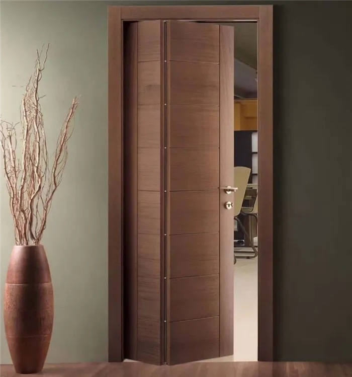 Аккордеонные двери могут быть полезны в помещениях, где обычные двери ударяются о стены или мебель. Фото: vk.com.