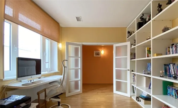Распашные двери могут открываться с одной или двух сторон. Фото: apartment-world.com