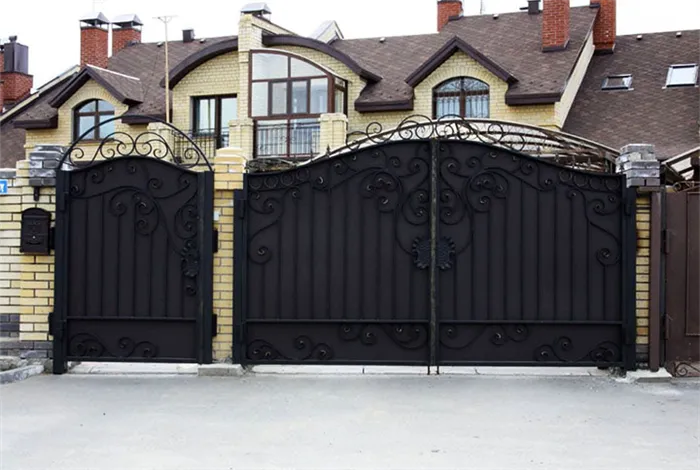 Дом с металлическими воротами