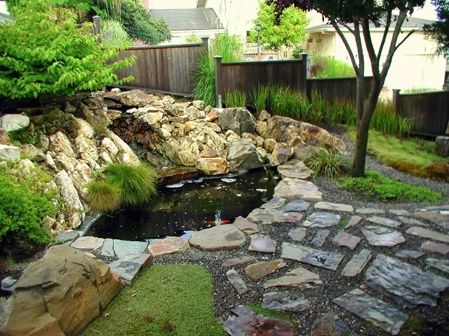 искусственный пруд, окруженный каменным садом