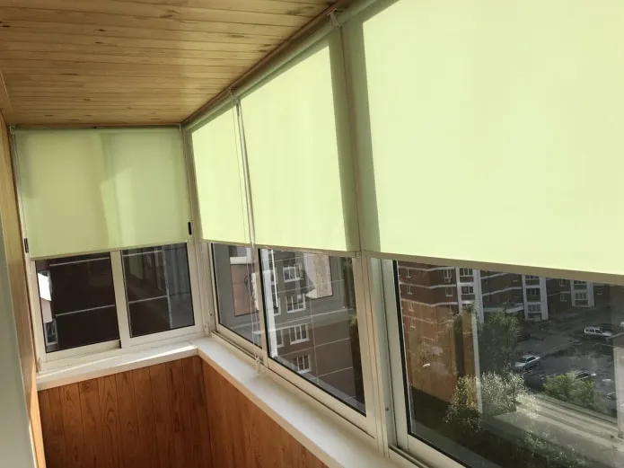 Балконные ролеты с раздвижными окнами