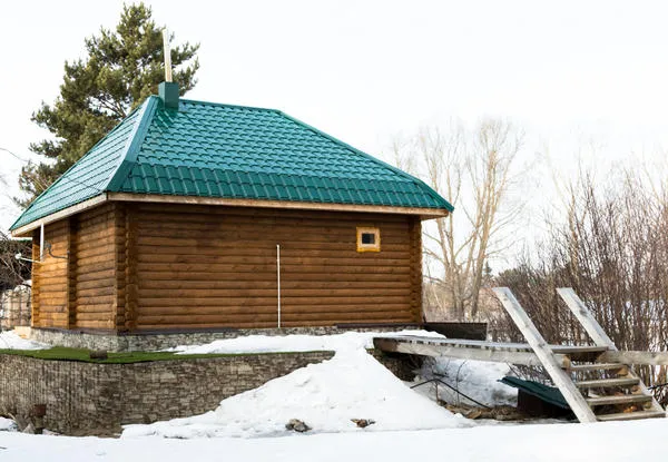 Расстояние бани от постоянных деревянных построек на соседних участках - не менее 15 метров.