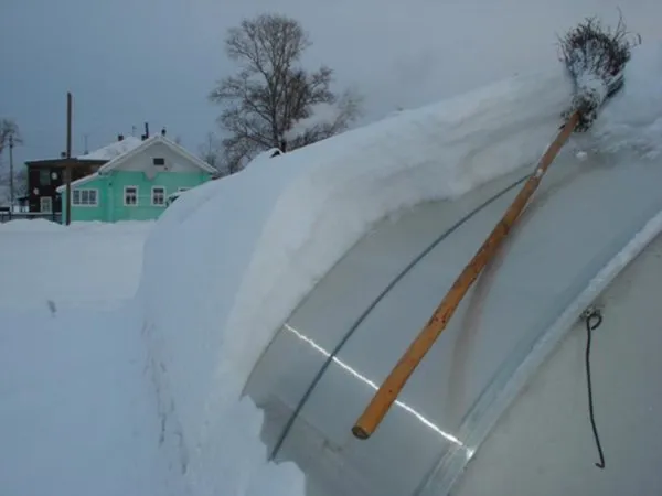 Уборка снега с крыш из поликарбоната