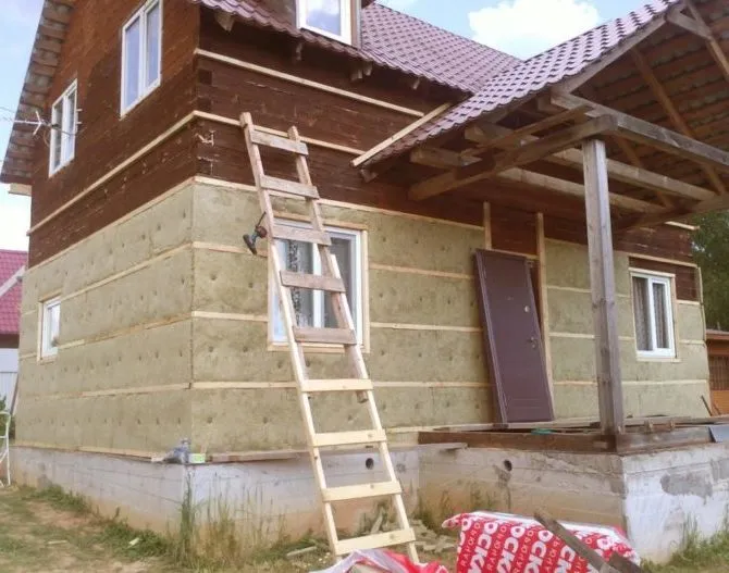 Как самостоятельно изолировать деревянный дом от внешней среды