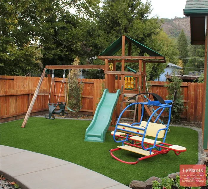 Искусственная трава на детских площадках
