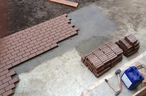 Укладка тротуарной плитки в бетон: выбор материала, порядок монтажа