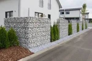 Прочная и элегантная каменная ограда